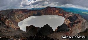 Действующий вулкан Малый Семячик на Камчатке и кислотное озеро в его кратере